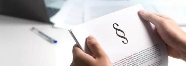 Ruce držící právní dokument