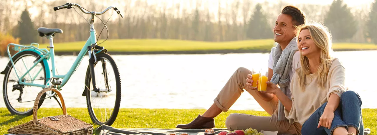 mladý pár v přírodě na pikniku