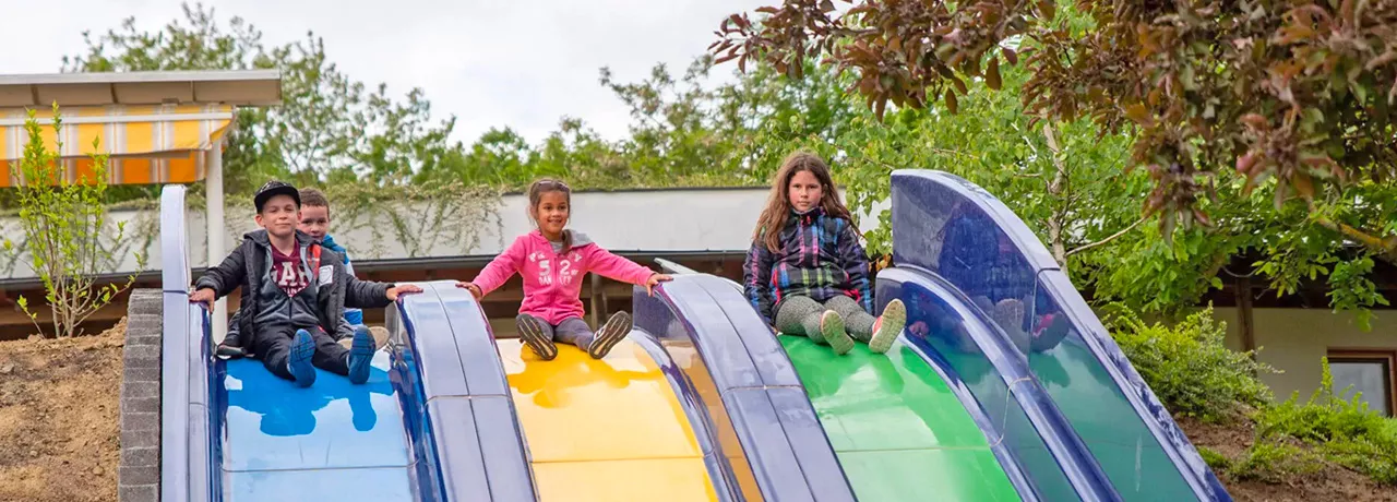 děti na skluzavkách