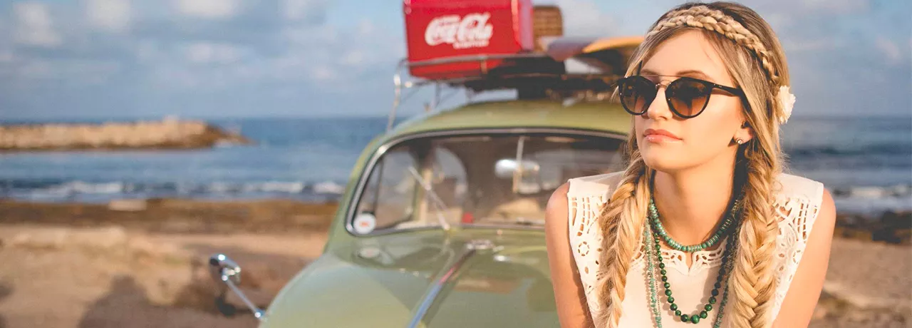 mladá žena se slunečními brýlemi