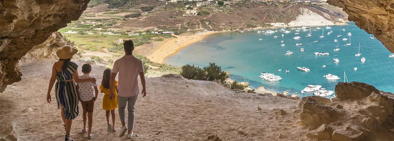 rodina scházející k zálivu