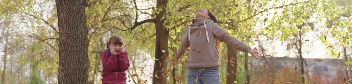 dvě smějící se děti v lese