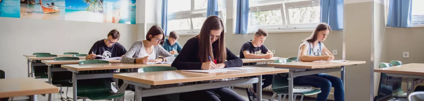 Děti ve školních lavicích 