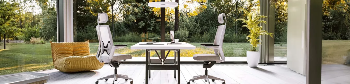 prosklená kancelář s pracovním stolem a dvěmi židlemi