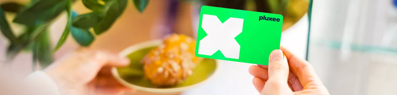 talířek s pečivem a stravovací karta Pluxee