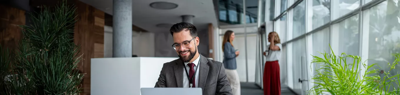 muž s notebookem v kanceláři