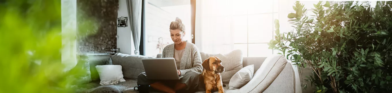 žena s notebookem na homeoffice a se psem