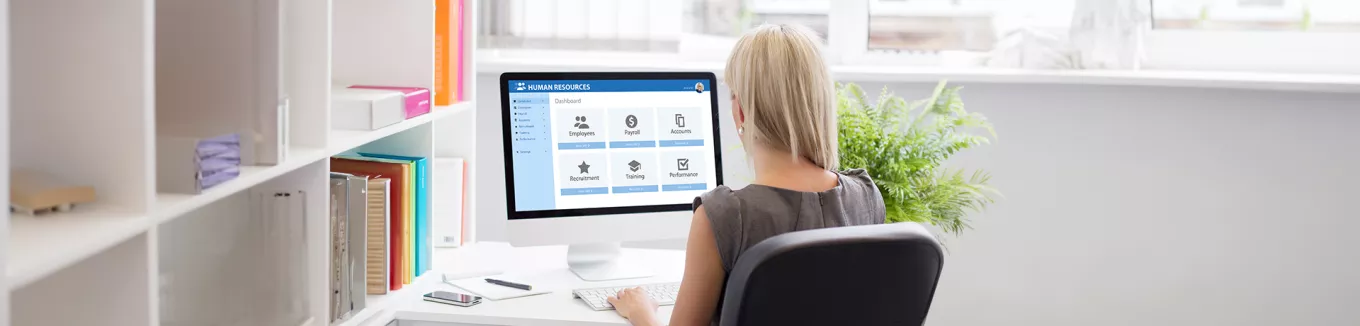 žena před monitorem s HR rozhraním 