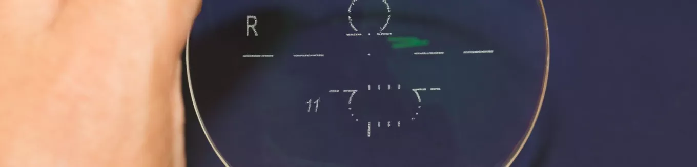 Optometrický přístroj pro měření dioptrií brýlových čoček při vyšetření zraku 