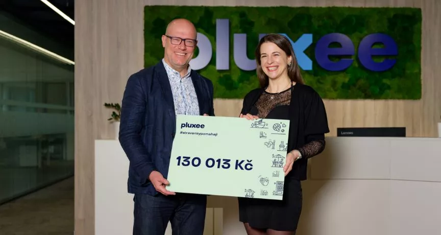 Generální ředitel Pluxee Česká republika a.s. Daniel Čapek předávající šek 