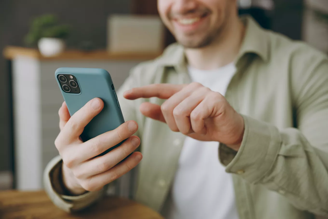 Zaměstnanec kontroluje benefity v mobilní aplikaci na chytrém telefonu 