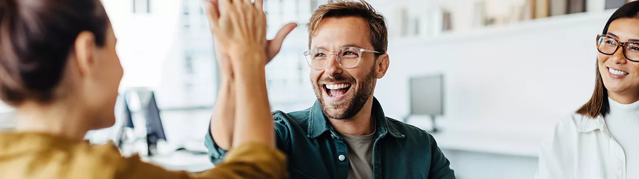 nadšený tým spolupracovníků