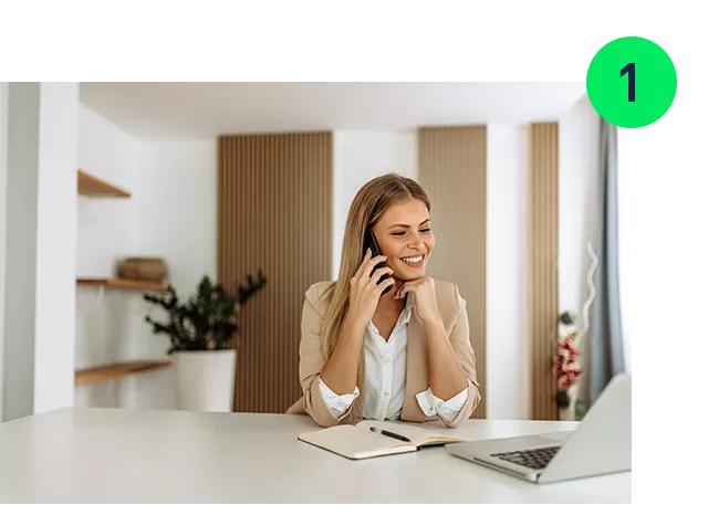 žena telefonující v kanceláři