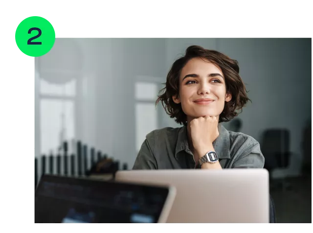 usmívající se žena u počítače