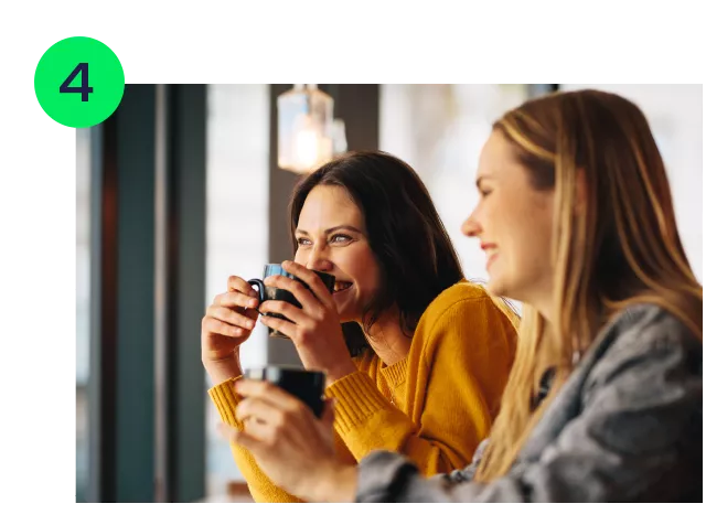 dvě ženy pijící kávu