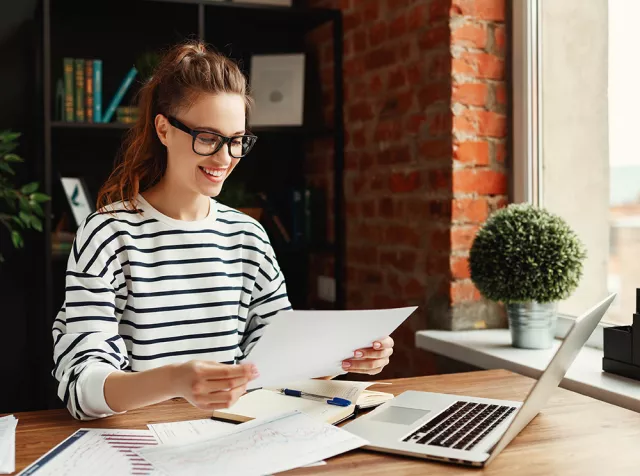 žena u psacího stolu s laptopem