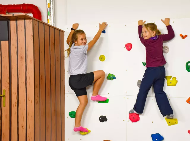 Děti na lezecké stěně