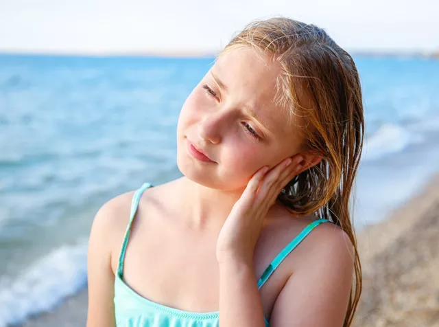 holčička na pláži u moře