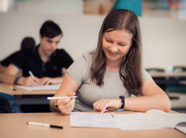 žácí píšící písemný test