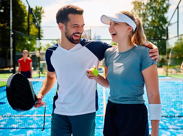 dvojice na tenisovém kurtu