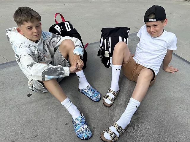 dva školáci ve zdravé obuvi