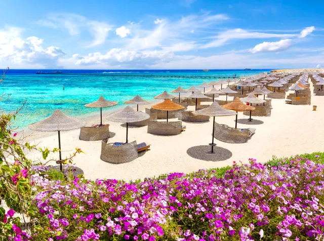 Pláž u hotelu Jaz Grand Marsa v Egyptě 