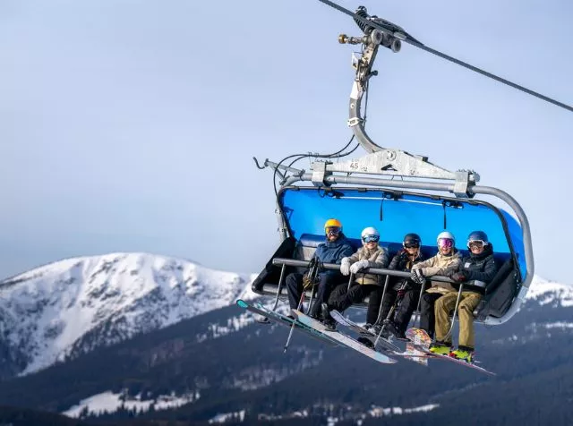 Lyžaři na lanovce