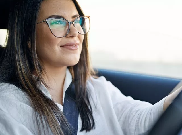 Žena v brýlích za volantem