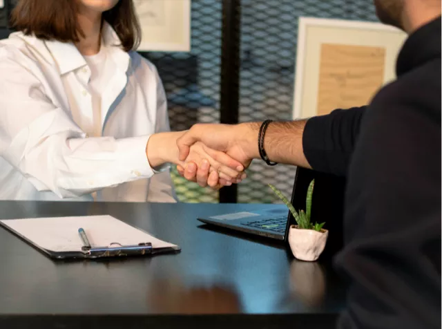 Potřesení rukou při pracovním pohovoru – moment, kdy silný employer branding rozhoduje o přijetí nabídky