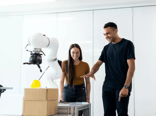 Zaměstnanci testují robotickou paži v rámci vývoje nových technických dovedností