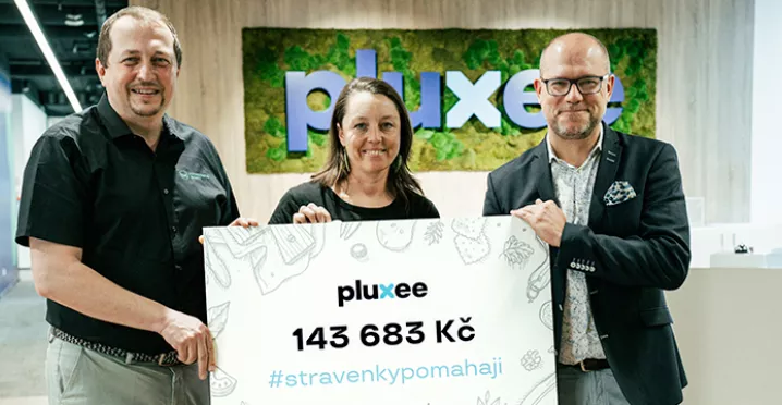 Předání diplomu Potravinovým bankám