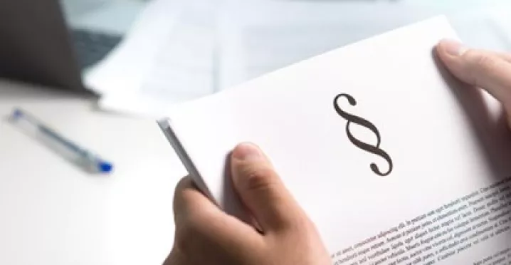 Ruce držící právní dokument