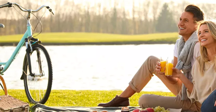 mladý pár v přírodě na pikniku