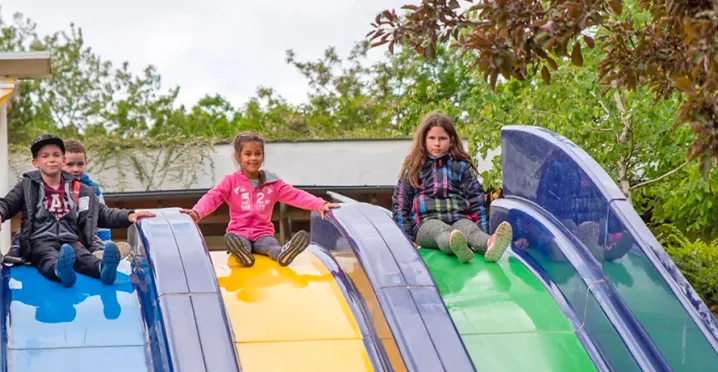 děti na skluzavkách