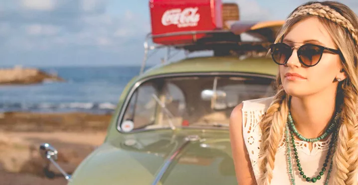 mladá žena se slunečními brýlemi