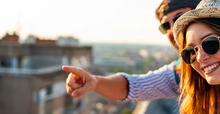 mladý pár na cestách