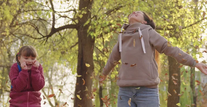 dvě smějící se děti v lese