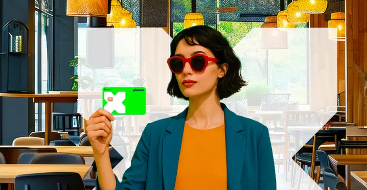 mladá žena  s gastro kartou