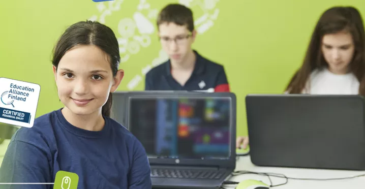 děti ve škole u počítačů