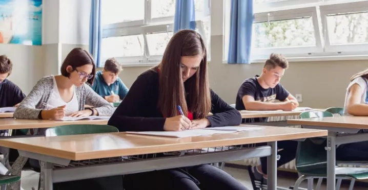 Děti ve školních lavicích