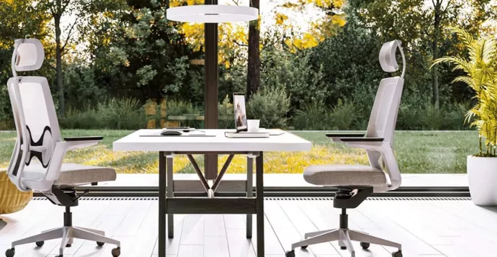 prosklená kancelář s pracovním stolem a dvěmi židlemi