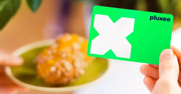 talířek s pečivem a stravovací karta Pluxee