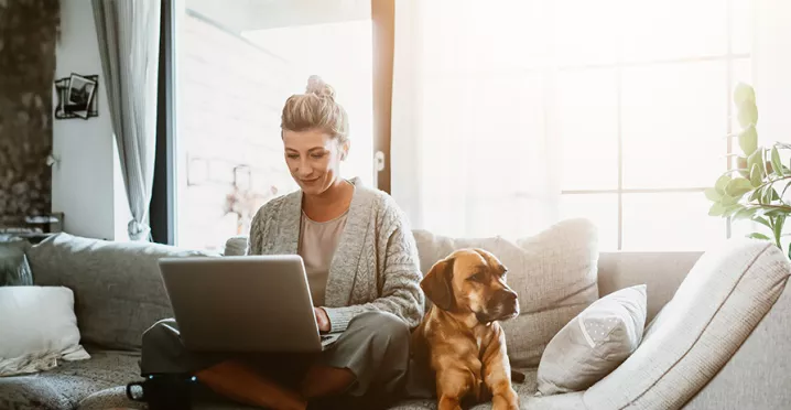žena s notebookem na homeoffice a se psem