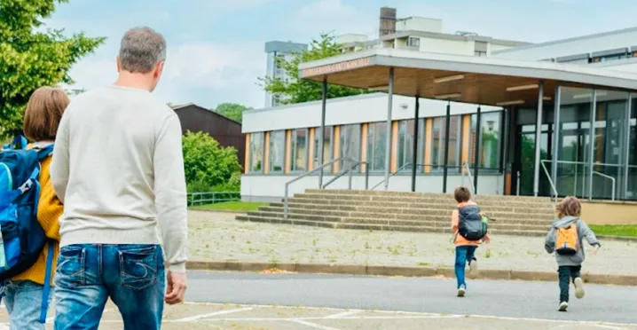 rodiče vedoucí děti do školy