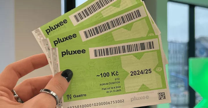 Ruka držící propadlé papírové stravenky určené k darován