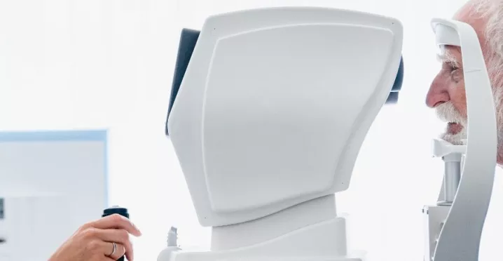 Muž-na-vyšetření-zraku-u-optometristy