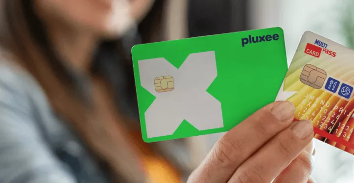 Ruka držící plastové benefitní karty Pluxee a Sodexo