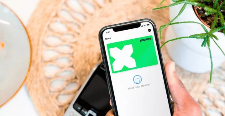 Fotka mobilní aplikace s digitální stravenkovou kartou