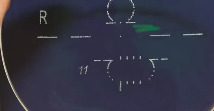 Optometrický přístroj pro měření dioptrií brýlových čoček při vyšetření zraku