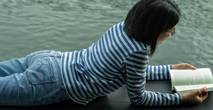 Žena, která čte knihu